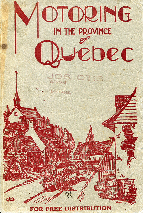 Illustration de la couverture de la revue anglaise Motoring in the Province of Quebec. L’illustration monochrome de couleur rouge présente l’image bucolique d’un village rural de la Gaspésie. Un cheval tire une charrette à deux roues, sur laquelle se tient un homme. La route qu’emprunte le cheval traverse un village de vieilles maisons de campagne. Une petite église domine en hauteur le village. 