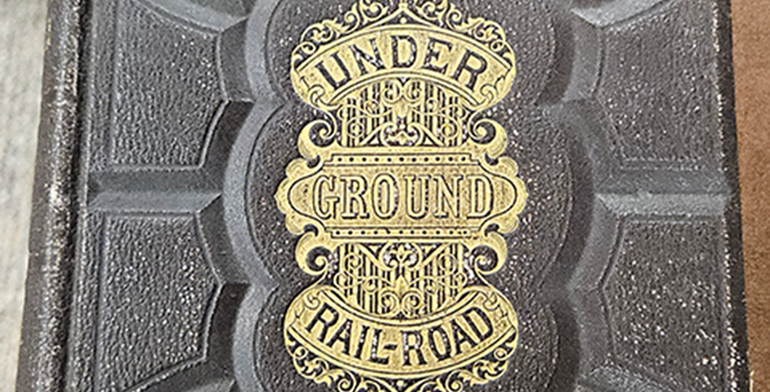 Exemplaire de la première édition du livre The Underground Railroad (1872) de William Still, conservé aux archives et collections spéciales de l'Université Brock.