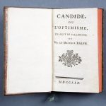 Photographie d'un livre ancien ouvert à la page de titre.