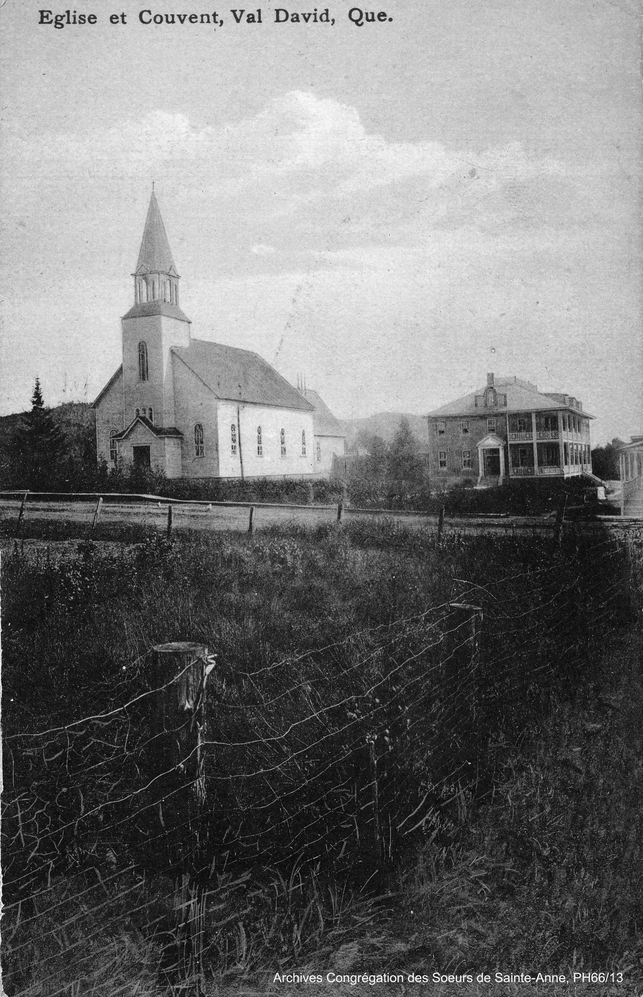 Bucolic image of Val-David Church, side-by-side with the Résidence Sainte-Esther des Sœurs de Sainte-Anne.