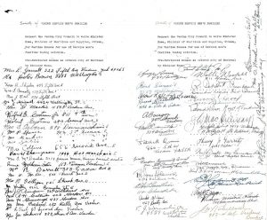 Reproduction d’une pétition envoyée au ministre des Munitions et des Approvisionnements. La signature de 29 pétitionnaires ainsi que leur adresse figurent sur le document.
