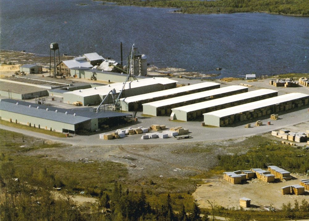 Une photo aérienne du site de la scierie Braeside en été avec des estacades près des berges