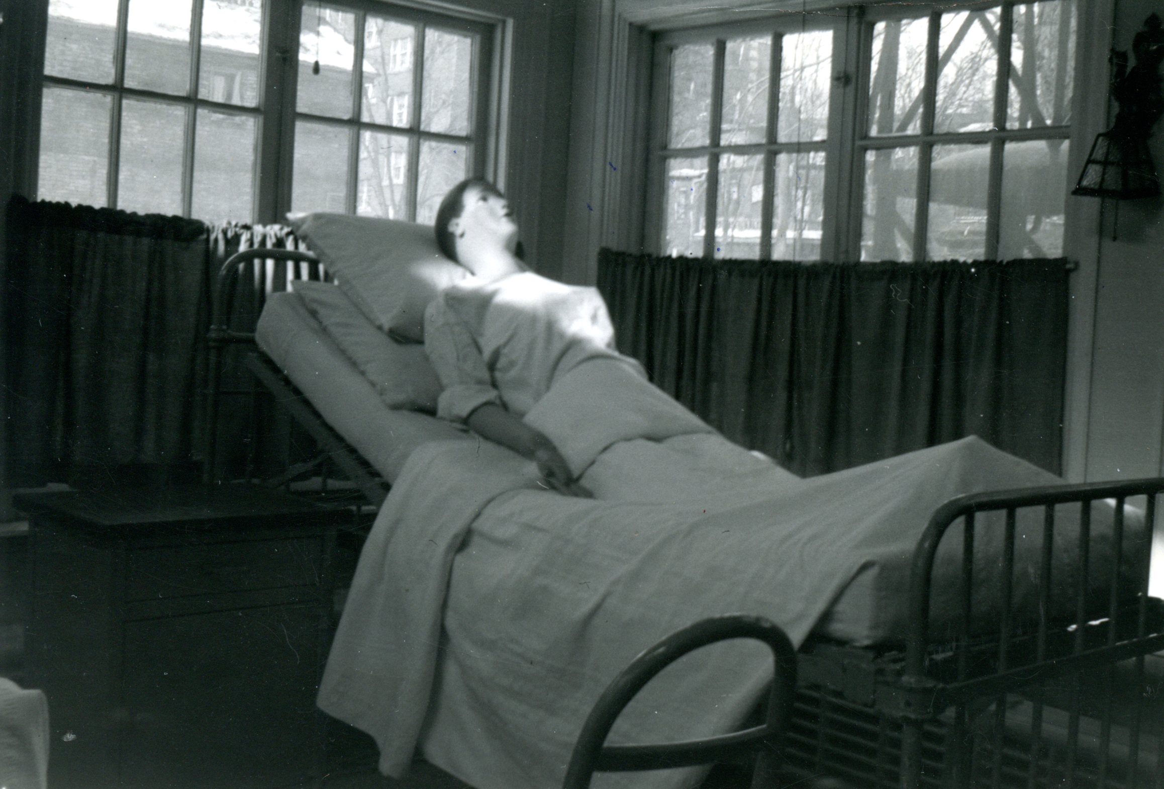 A mannequin lies in a hospital bed.