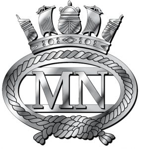 Insigne de la marine marchande britannique sur laquelle figurent les lettres « MN » entourées d’une corde nouée et une couronne au-dessus 