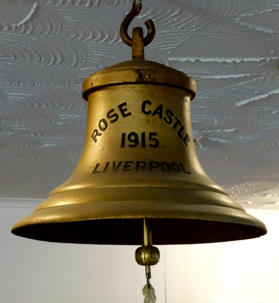 la cloche du navire, en laiton, portant l’inscription « Rose Castle, 1915, Liverpool »