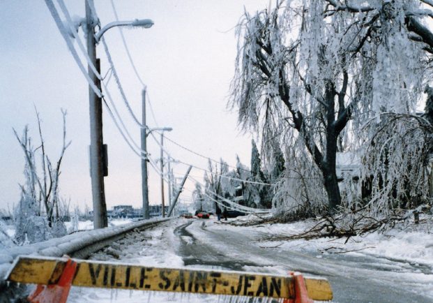 The Champlain road in Saint-Jean was closed because of falling branches and electrical wires that hang.